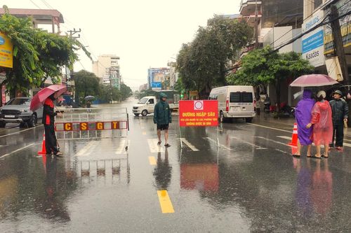Thái Nguyên nhiều điểm ngập sâu, người dân bơi thuyền giữa lòng thành phố