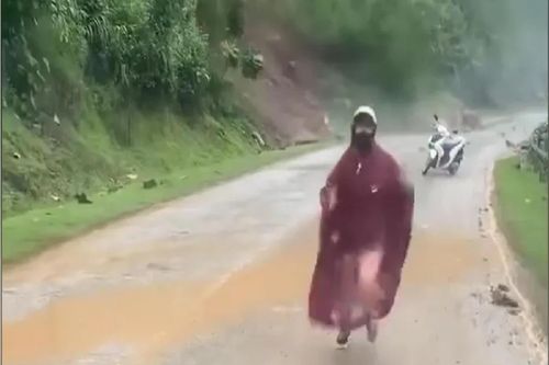 Sơn La: Cô gái bỏ xe máy, tháo chạy khỏi điểm sạt lở trên QL 279