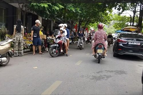 TP Thái Bình: Vô tư họp chợ, lấn chiếm lòng đường, vỉa hè đường Trần Thánh Tông