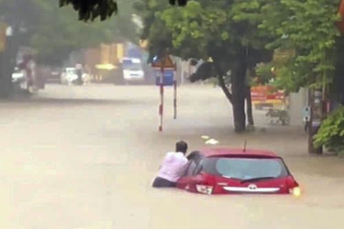 Cảnh ô tô ngập lút bánh, phố như sông ở Thái Nguyên