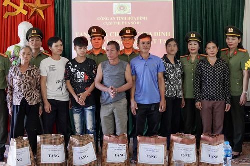 Công an Hòa Bình giúp đỡ gia đình hộ nghèo tại các xã vùng cao