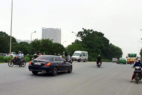 Bất chấp nguy hiểm các phương tiện 'xé rào' chạy vào Đại lộ Thăng Long