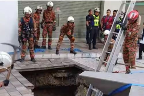 Khoảnh khắc vỉa hè bất ngờ sụt, nuốt chửng một phụ nữ dưới hố sâu 8m