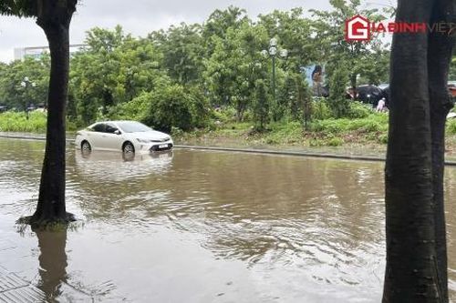 Ô tô chết máy hàng loạt trên đường phố Hà Nội sau trận mưa lớn xuyên đêm