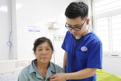 Uống nước lá lộc mại chữa táo bón phải nhập viện nguy kịch