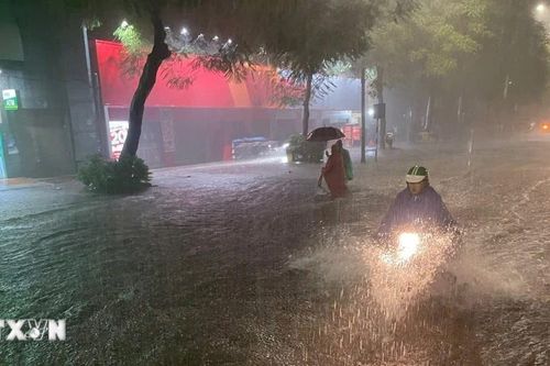 Mưa lớn từ lúc nửa đêm, thủ đô Hà Nội ngập khắp nơi