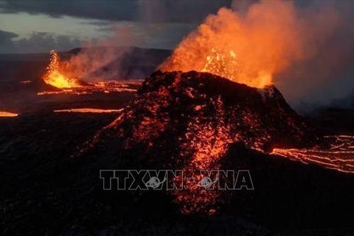 Núi lửa Sundhnuks ở Iceland phun trào