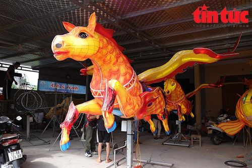 Những nghệ nhân 'thổi hồn' vào mô hình đèn Trung thu khổng lồ