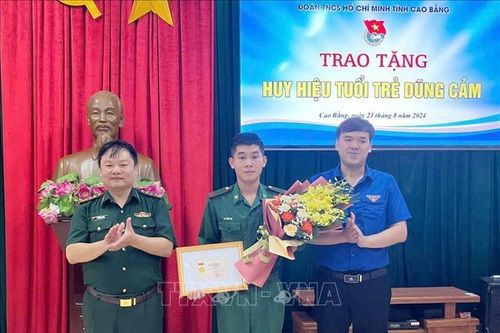 Tặng Huy hiệu 'Tuổi trẻ dũng cảm' cho chiến sĩ Biên phòng cứu người giữa dòng nước lũ