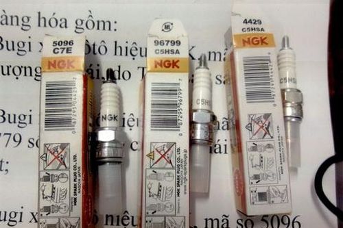 Tiêu hủy 11.200 chiếc bugi giả mạo nhãn hiệu