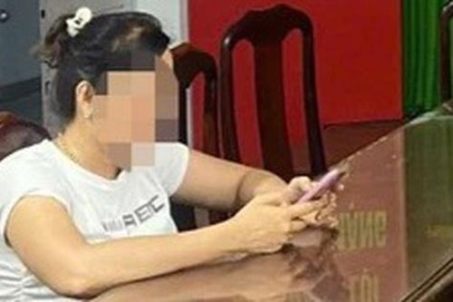 Đăng clip cô gái khỏa thân lên mạng, chủ cửa hàng bị công an mời làm việc