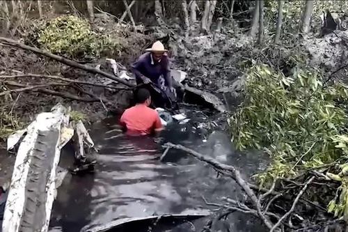 Clip: Hiện trường vụ máy bay chở 9 người rơi xuống rừng ngập mặn