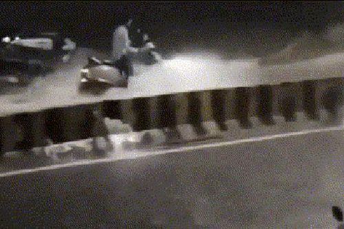 Clip: Người đàn ông và xe máy bị nước lũ cuốn trôi