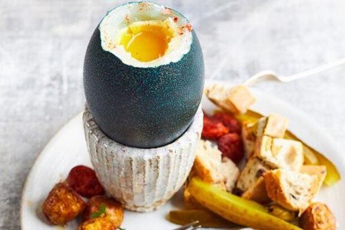 Trứng đà điểu Úc giá gần 1 triệu đồng/quả, đắt gấp gần 200 lần trứng gà ta, nấu món gì sẽ ngon?