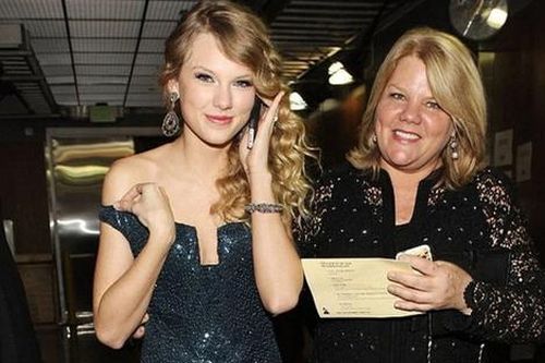 Mẹ ruột Taylor Swift trao đổi vàng với khán giả