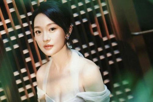 Châu Tấn như thiếu nữ khi diện váy xuyên thấu ở tuổi 50