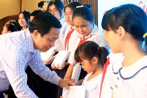 Khánh Hòa: Chương trình 'Mẹ đỡ đầu' tặng 200 suất học bổng cho trẻ em mồ côi