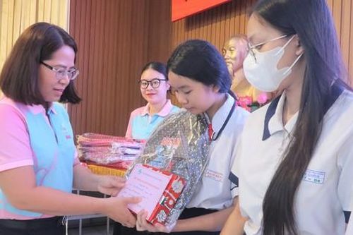 Hội LHPN quận 3 tiếp sức cho học sinh khó khăn trước thềm năm học mới
