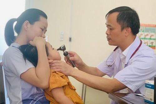 Hơn 30 y, bác sĩ giỏi về thăm khám cho thân nhân chiến sĩ Hải quân