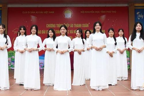'Nếp áo thanh xuân' trao tặng 206 bộ áo dài cho giáo viên, nữ sinh Phú Thọ