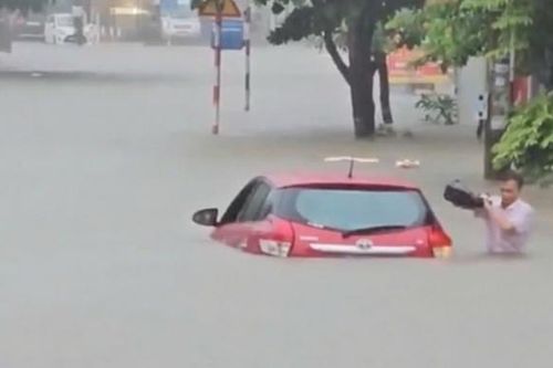 Clip người đàn ông bất lực bỏ lại ô tô giữa biển nước ở Thái Nguyên