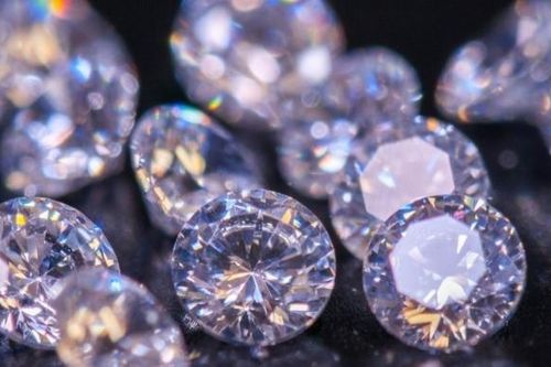 Giá kim cương giảm 3,79% trong một tháng qua