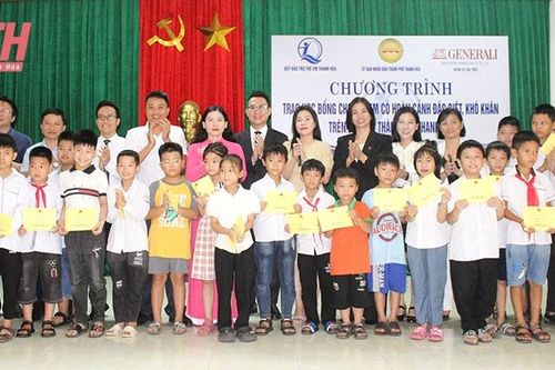 Trao học bổng cho trẻ em có hoàn cảnh đặc biệt khó khăn