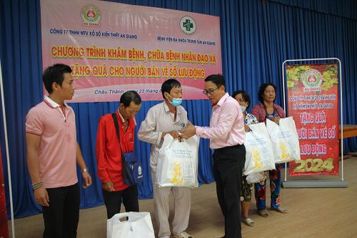 150 người bán vé số lưu động ở Châu Thành được khám chữa bệnh miễn phí và tặng quà
