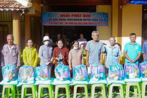 100 phần quà trao tặng nạn nhân bị ảnh hưởng bởi chất độc da cam/dioxin