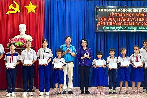 Chợ Mới trao học bổng và quà 'tiếp sức đến trường' cho con đoàn viên