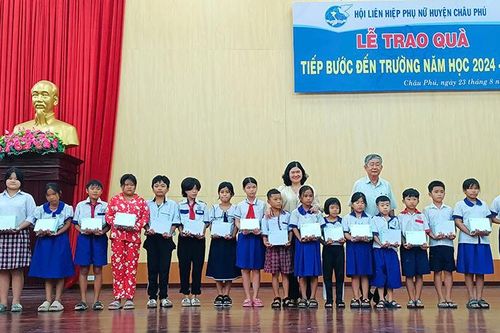 Trao 144 phần quà 'Tiếp bước đến trường' cho học sinh huyện Châu Phú