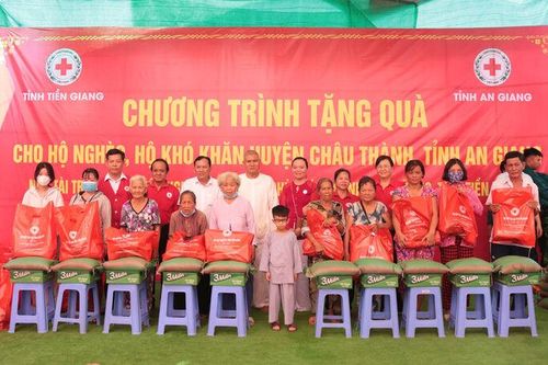 Hội Chữ thập đỏ tỉnh Tiền Giang tặng 200 phần quà cho người dân xã Hòa Bình Thạnh
