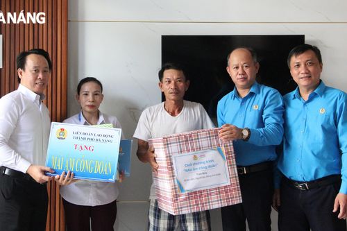 Trao 'Mái ấm Công đoàn' cho người lao động khó khăn