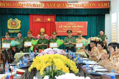Khen thưởng đột xuất các đơn vị tham gia bắt đối tượng cưỡng đoạt tài sản của các chủ ghe đánh cá