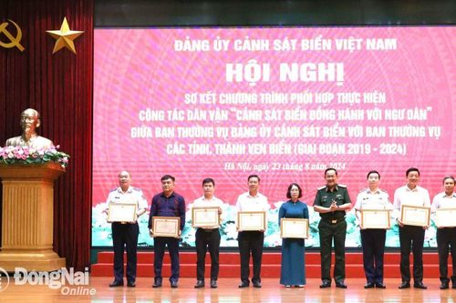 Tiếp tục đẩy mạnh chương trình 'Cảnh sát biển đồng hành với ngư dân'