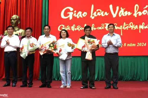 Giao lưu văn hóa, giới thiệu lịch sử đảng bộ địa phương