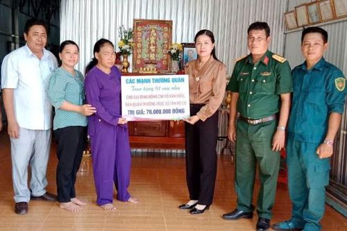 Trao tặng nhà nghĩa tình quân dân và cất mới nhiều căn nhà tình đồng đội