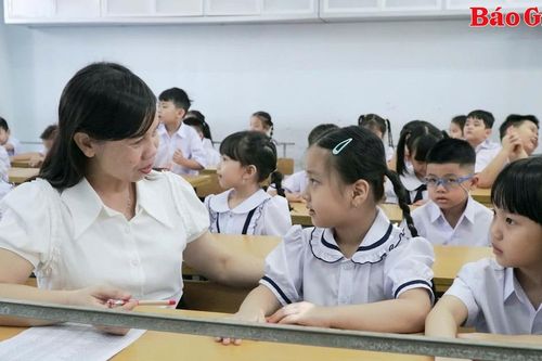 Nhiều cảm xúc trong ngày học sinh lớp 1 tựu trường