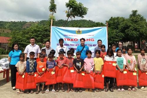 Công đoàn ngành Y tế tỉnh Gia Lai tặng xe đạp, đồng phục cho học sinh ở thôn Plei Hek