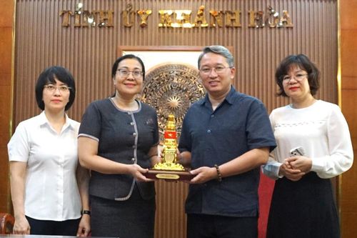 Bí thư Tỉnh ủy Nguyễn Hải Ninh trao tặng các tặng phẩm cho Văn phòng Tỉnh ủy