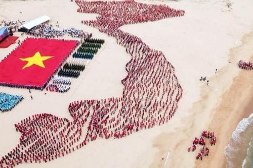 Thể hiện tình yêu Tổ quốc đúng đắn, phù hợp