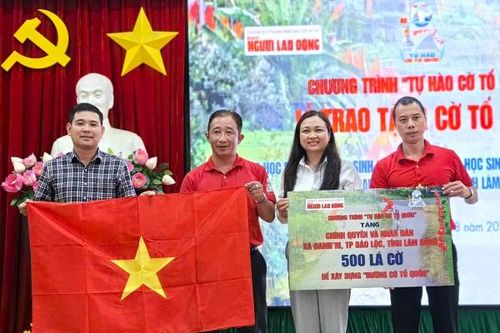 Báo Người Lao Động tặng 500 lá cờ Tổ quốc và trao học bổng tại TP Bảo Lộc