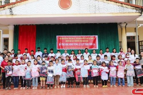 Hội Khuyến học tỉnh tặng quà học sinh vùng lũ