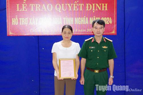 Trao Quyết định hỗ trợ 80 triệu đồng xây dựng nhà tình nghĩa cho vợ liệt sĩ