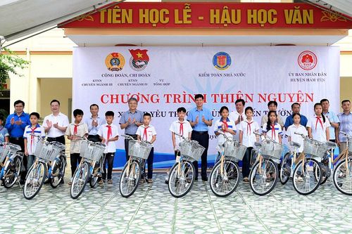 Tặng 60 xe đạp cho học sinh khó khăn huyện Hàm Yên