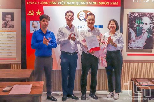 Báo Thanh Niên kết nạp đảng viên tại Di tích Trường dạy làm báo Huỳnh Thúc Kháng