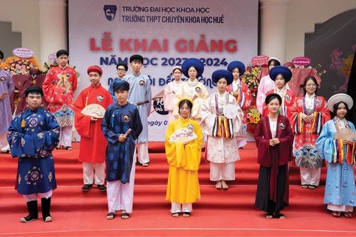 Đưa áo dài ngũ thân vào học đường
