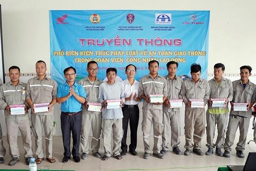 Gần 100 đoàn viên, công nhân được truyền thông pháp luật về an toàn giao thông