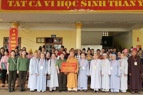 Sơn La: Phật giáo tỉnh Vĩnh Long thăm và tặng quà tại các xã bị ảnh hưởng lũ quét, sạt lở đất