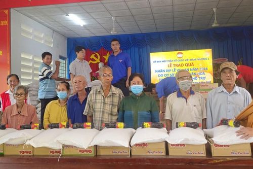 Tiền Giang: Chùa Huệ Quang, Dư Khánh và tịnh xá Ngọc Hiệp trao quà từ thiện nhân mùa Vu lan